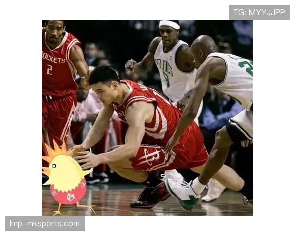 裁判如何判定抢门将手中球是否构成犯规？规则全解析