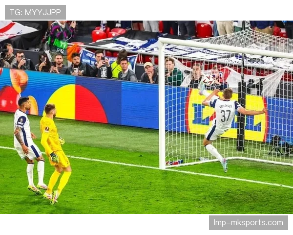 进球判定的核心规则：球整体越过门线且无犯规行为